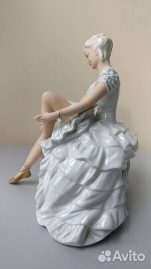 Статуэтка Балерина надевает пуанты Unterweissbach