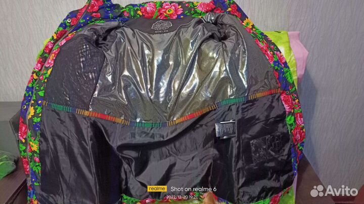 Красивый яркий пуховик