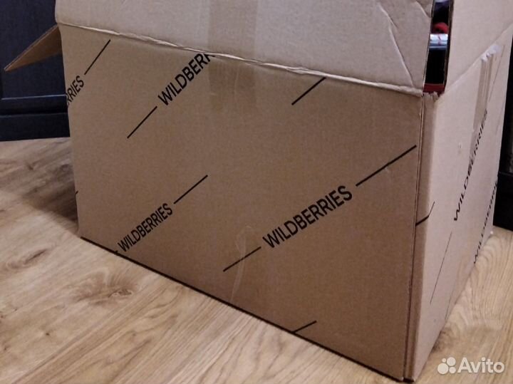 Коробка с женскими и детскими вещами