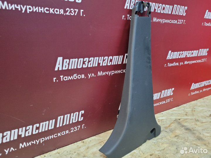 Обшивка средней стойки правая Renault Logan