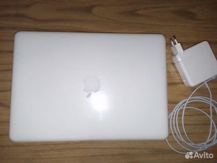 Apple MacBook A1342. 2010