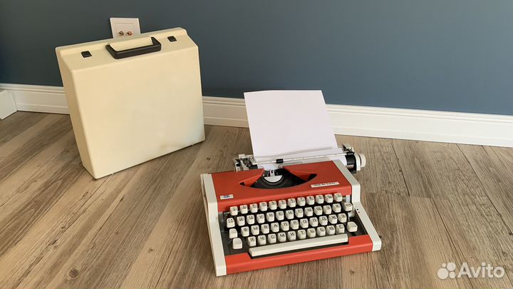 Старая печатная машинка механическая из СССР