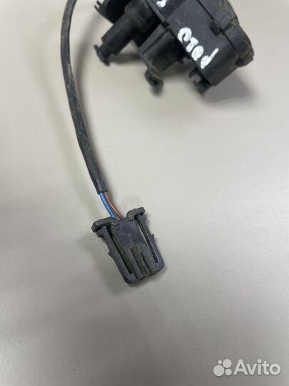 Активатор лючка бензобака Фольксваген Поло Седан