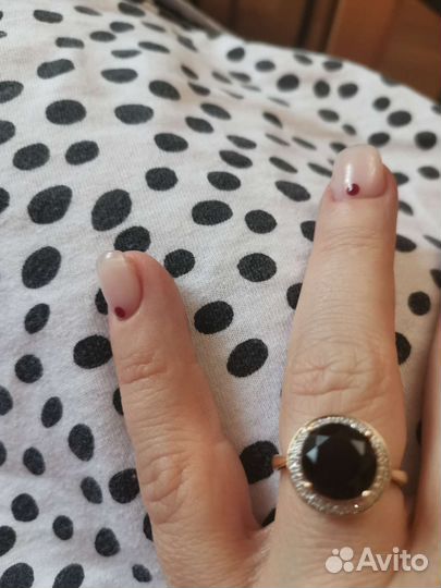 Золотой перстень с ониксом и бриллиантами 585