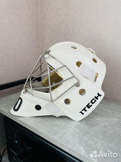 Хоккейный вратарский шлем