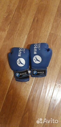 Меч с перчатками