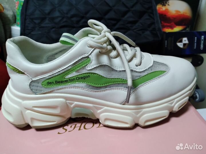 Кроссовки женские