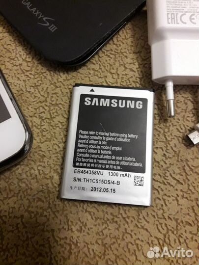 Телефон, наушники, зарядка аккумулятор и чехол