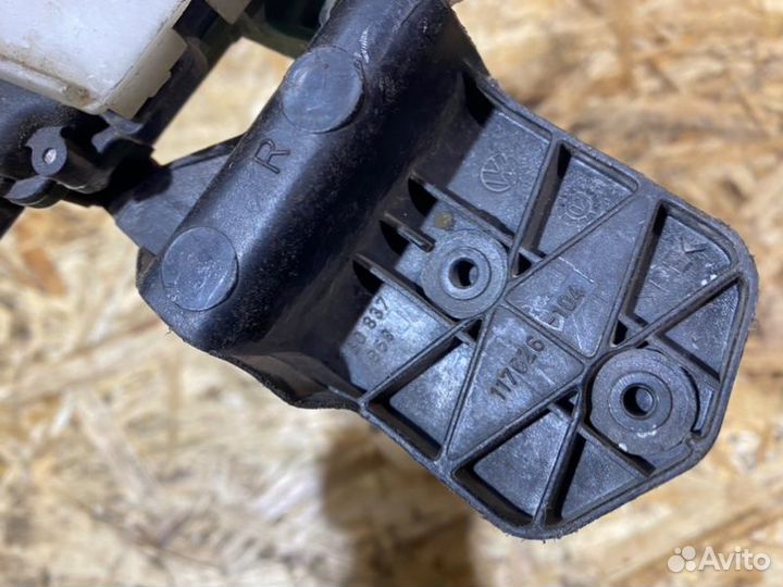 Замок двери передний правый Skoda Superb 2.8 2002