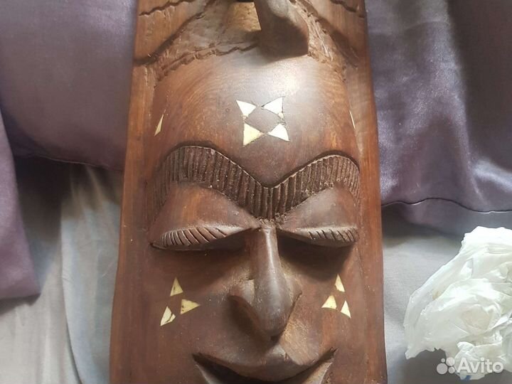 Маска из красного дерева Африка