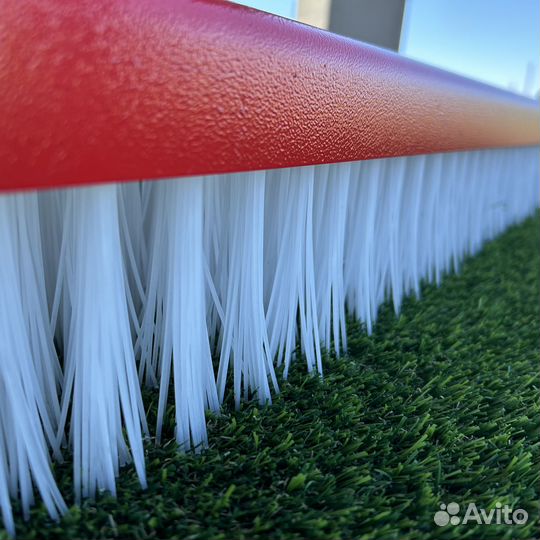 Треугольная щетка для искусственного газона