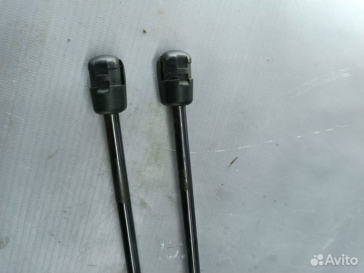 Амортизатор крышки багажника Skoda Rapid