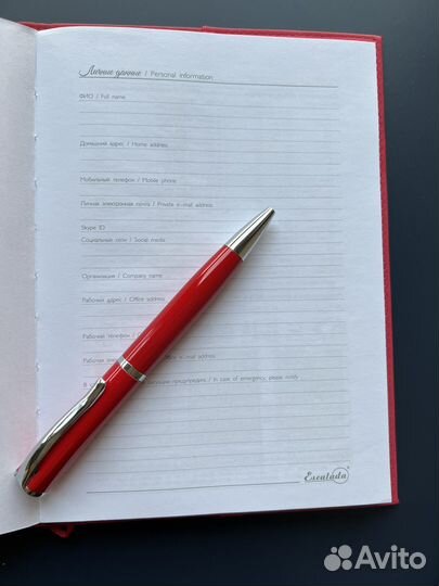 Новый недатированный красный блокнот с кармашком