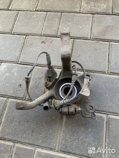 Кулак поворотный левый Фольксваген Пассат Б3-Б4