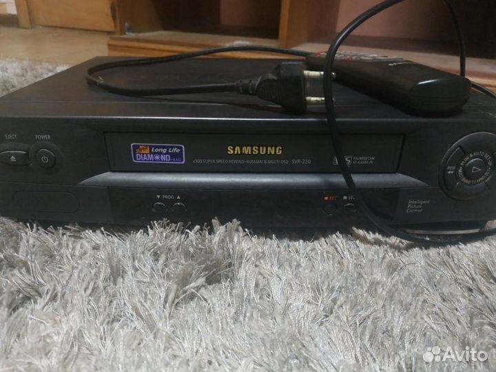 Видеомагнитофон и видеокассеты