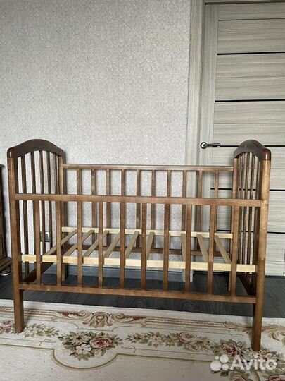 Детская кроватка с маятником