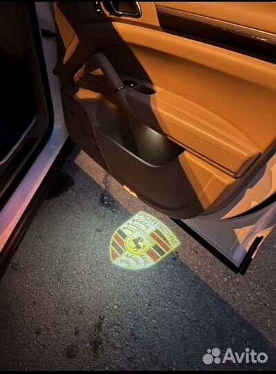 Подсветка в двери с проекцией логотипа Порш