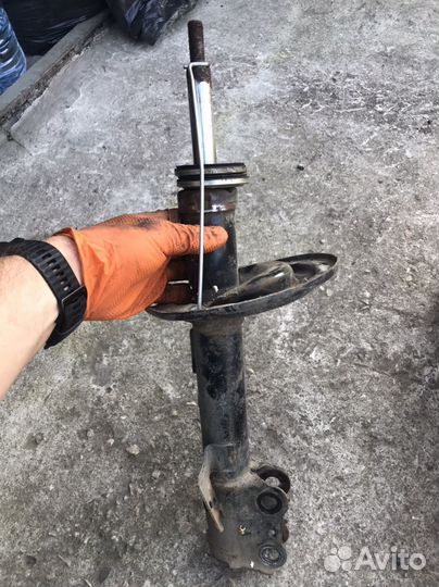 Амортизатор передний левый Тойота sienna 2.7