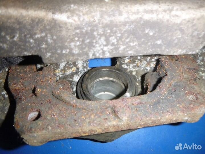 Суппорт передний левый BMW E60/E61 2003