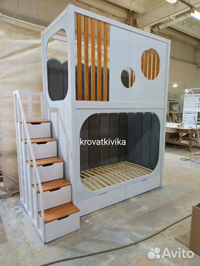 Двухъярусная Эко кровать домик с лестницей комодом