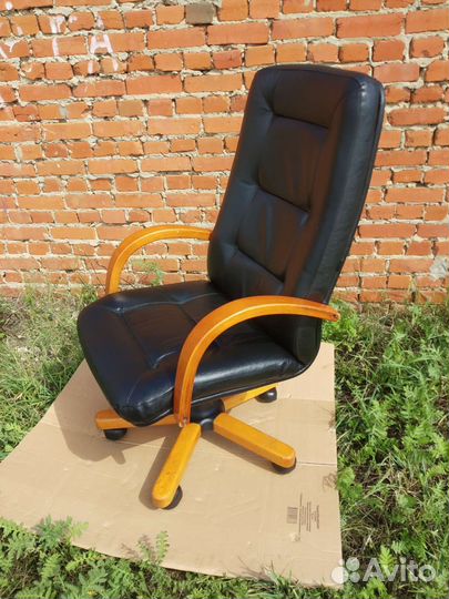 Кожаное кресло руководителя