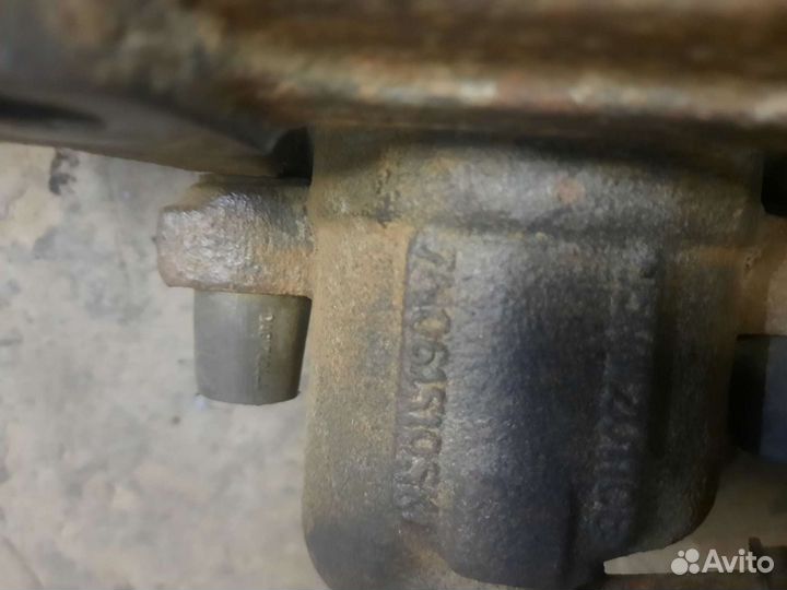 Суппорт тормозной передний на VW Sharan 1