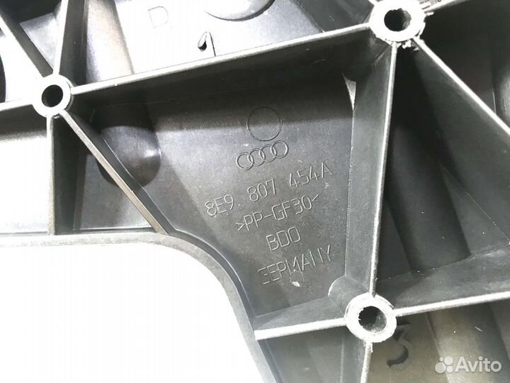 Кронштейн бампера правый Audi A4 B7