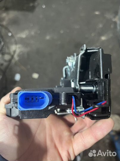 Замок задней левой двери Volkswagen touareg