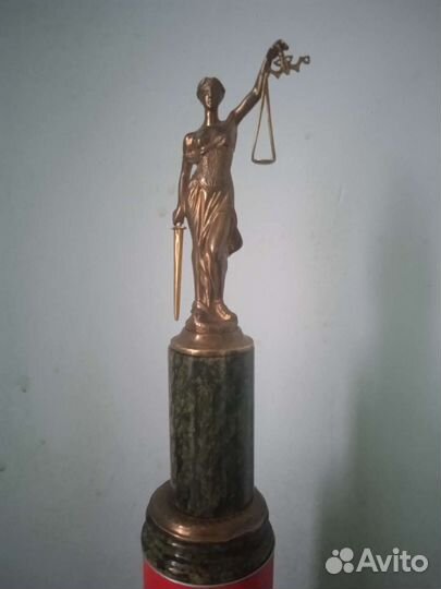 Бронзовая статуэтка правосудия