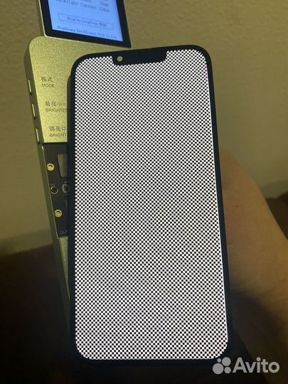 Дисплей на iPhone 13 Pro с дефектом