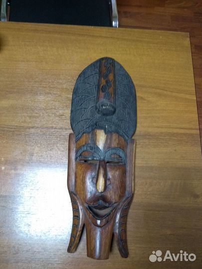 Африканская маска из красного дерева