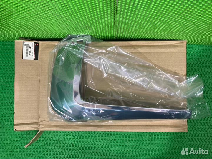 Накладка переднего бампера правая Mitsubishi