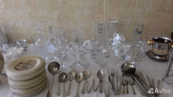 Посуда: вазы, тарелки, ложки, вилки