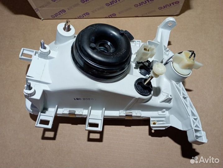 Фара правая Nissan Micra K11 92-98