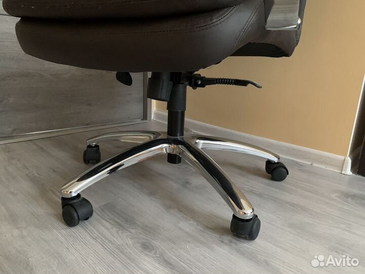 Офисное кресло кожа