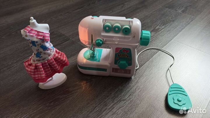 Игрушечная швейная машинка