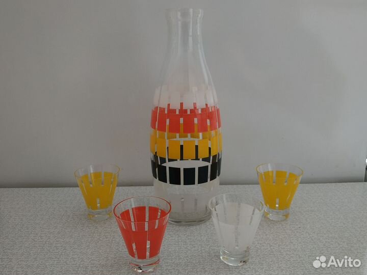 Графин со стопками 