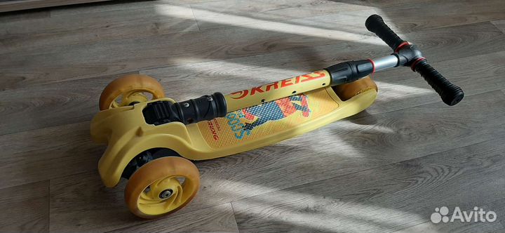 Самокат трехколесный желтый