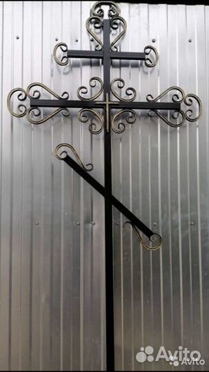 Кресты металические и деревянные на кладбище