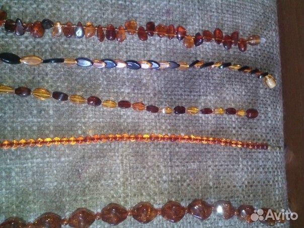 Красивые янтарные бусы