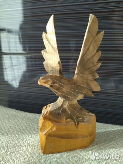 Статуэтка деревянного орла