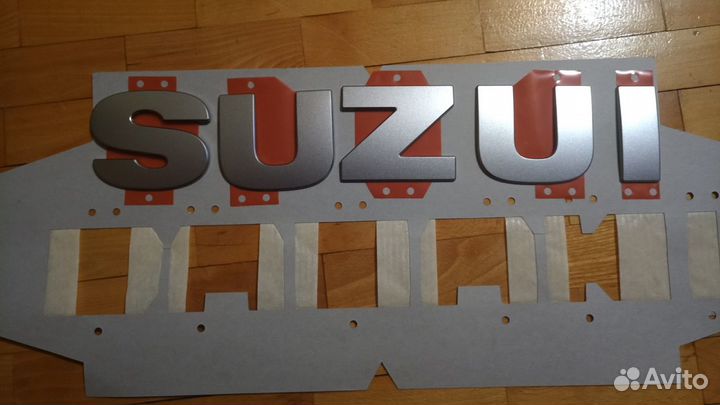 Эмблема на автомобиль Suzuki Grand Vitara