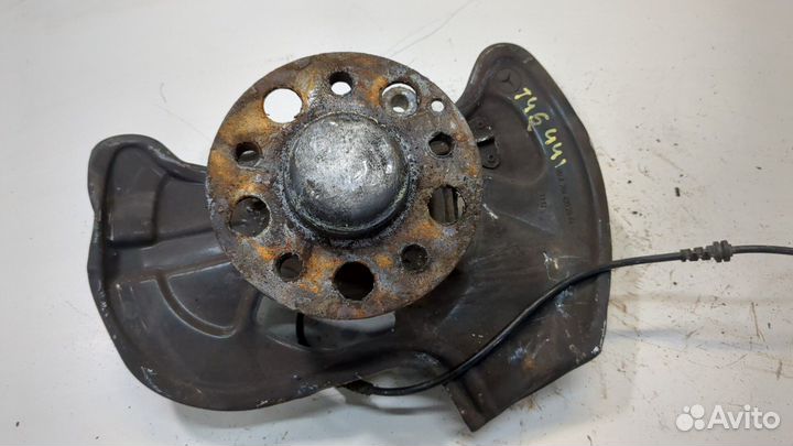 Ступица (кулак, цапфа) левая передняя Mercedes C W204