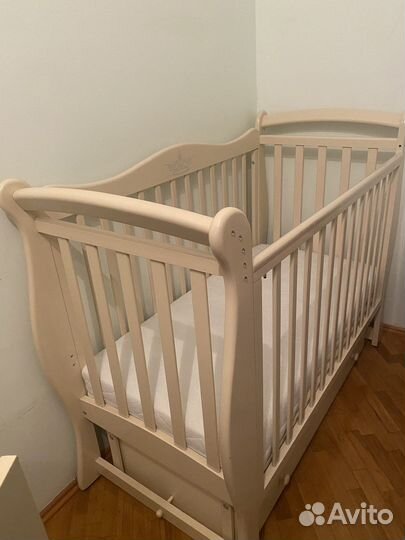 Детская кроватка с маятником