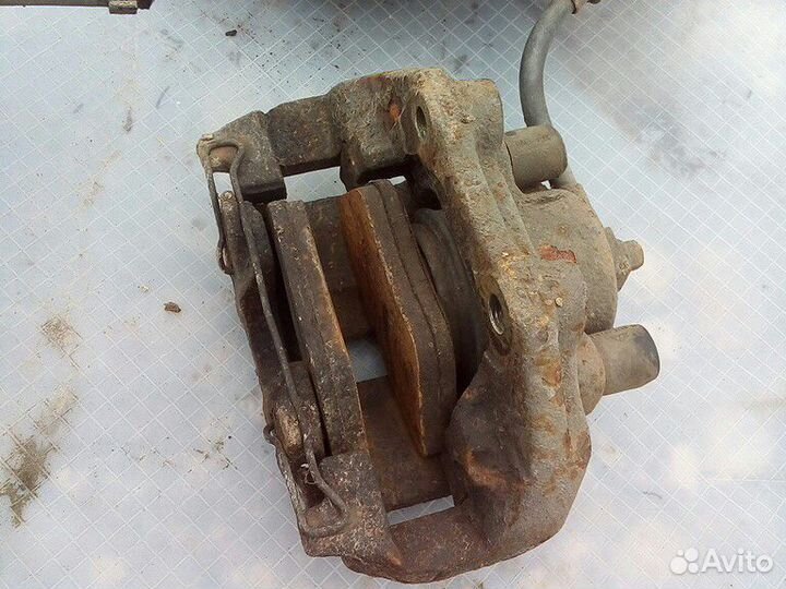 Суппорт передний левый Опель Омега Б 2литра