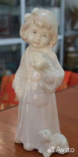 Фарфоровая статуэтка- девочка С котятами