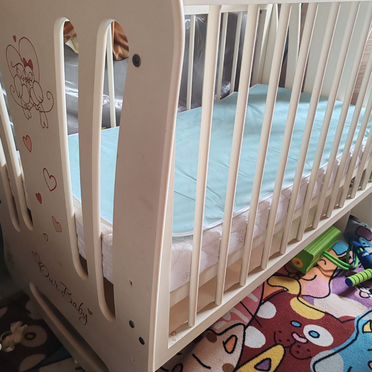 Детская кроватка с маятником и ящиком