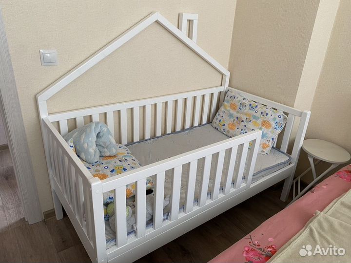 Кроватка - домик с ложной крышей