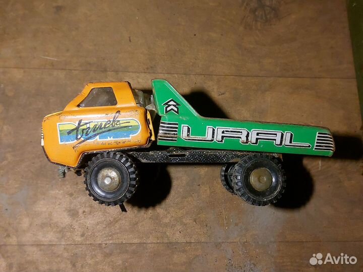 Грузовик Игрушка СССР. Урал. И жетоны макдональдс