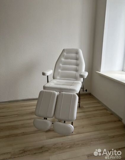 Стол, комод, стулья, кресло педикюрное, уз мойка